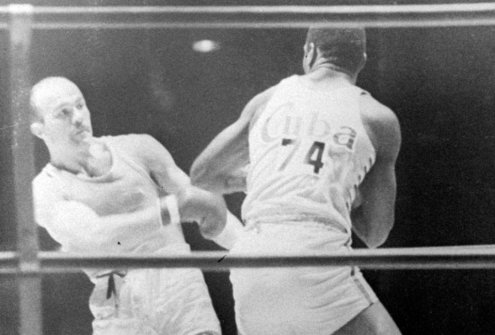 1968 m. Meksiko olimpiados ringe kovoja olimpinį  aukso medalį iškovojęs Lietuvos boksininkas Danas Pozniakas (kairėje) ir Kubos atstovas Gregorio Aldama Fernandez. Meksika. 1968 m. spalio mėn. K. Liubšio nuotrauka. Lietuvos centrinis valstybės archyvas, 0-080669.