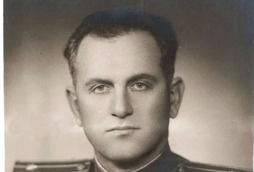 Kauno miesto darbo žmonių deputatų tarybos vykdomojo komiteto Milicijos valdybos viršininko pavaduotojas Aršakas Papazianas. [1959–1960 m.] Lietuvos ypatingasis archyvas, f. V-4, ap. 1, b. 29863, l. 1. 1960 m. liepos 21 d. A. Papazianas ėjo Kauno miesto vykdomojo komiteto Milicijos valdybos viršininko pareigas.