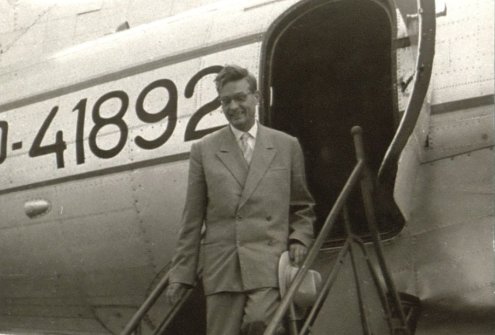 Į Lietuvos SSR atvykęs Sovietų Sąjungos komunistų partijos centro komiteto sekretorius Michailas Suslovas. Vilniaus aerodromas. 1960 m. liepos mėn. Lietuvos ypatingasis archyvas, f. 1771, ap. 205, b. 27, l. 2-1.