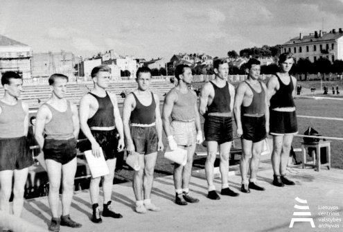 Lietuvos SSR bokso pirmenybių nugalėtojai. Vilniaus jaunimo stadionas. 1950 m. birželio 27 d. L. Morozovo nuotrauka. Lietuvos centrinis valstybės archyvas, 0-001320. Iš kairės: A. Gejermanas (Vilnius), V. Januškevičius (Kaunas), V. Mazaliauskas (Kaunas), P. Karkauskas (Kaunas), I. Sarapinavičius (Šiauliai), Č. Mickevičius (Kaunas), R. Juškėnas (Kaunas). 