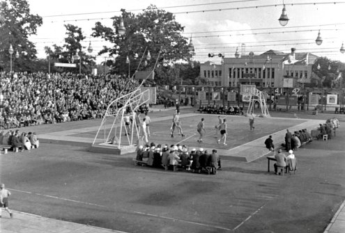 Krepšinio varžybos Kauno „Žalgirio“ stadione. 1958 m. A. Karoso nuotrauka. Lietuvos centrinis valstybės archyvas, 0-012216. Krepšinis Lietuvoje pirmaisiais pokario dešimtmečiais populiarumu nusileido boksui.