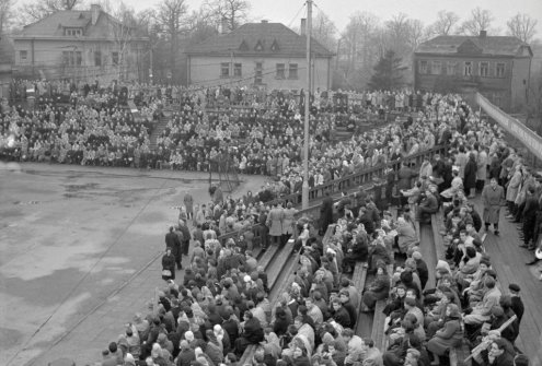 Kauno „Žalgirio“ stadiono tribūnos per rungtynes. 1962 m. lapkričio 10 d. O. Michailo nuotrauka. Lietuvos centrinis valstybės archyvas, 1-11965.