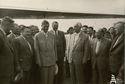 Į Lietuvos SSR atvykusio Sovietų Sąjungos komunistų partijos centro komiteto sekretoriaus Michailo Suslovo sutikimas. 1960 m. liepos mėn. Lietuvos ypatingasis archyvas, f. 1771, ap. 205, b. 27, l. 2-5. Pirmoje eilėje iš kairės: 2. LKP CK pirmasis sekretorius Antanas Sniečkus, 3. M. Suslovas, 4. Lietuvos SSR Aukščiausiosios Tarybos Prezidiumo pirmininkas Justas Paleckis, 5. LKP CK sekretorius ideologijai Vladas Niunka, 6. Lietuvos SSR Ministrų Tarybos pirmininkas Motiejus Šumauskas.
