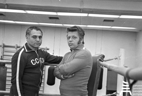 Lietuvos SSR nusipelnęs treneris Jonas Buksas (dešinėje) ir SSRS bokso rinktinės treneris, Armėnijos SSR nusipelnęs treneris Rafaelis Megrabianas. 1980 m. sausio 19 d.  I. Šeino nuotrauka. Lietuvos centrinis valstybės archyvas, 0-078148. J. Bukso dvikova per 1960 m. liepos 21 d. vykusias Kauno „Spartako“ ir Taškento „Spartako“ bokso komandų varžybas sukėlė dideles žiūrovų aistras.