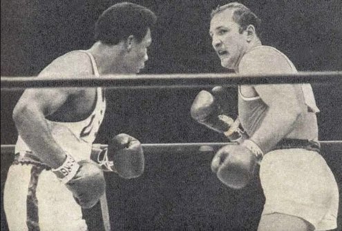 1968 m. Meksiko olimpiados ringe kovoja olimpinio sidabro medalio prizininkas Lietuvos boksininkas Jonas Čepulis (dešinėje) ir JAV atstovas George Foreman. Meksika. 1968 m. spalio mėn. Skelbta: https://www.lse.lt/biografija/jonas-cepulis/ 