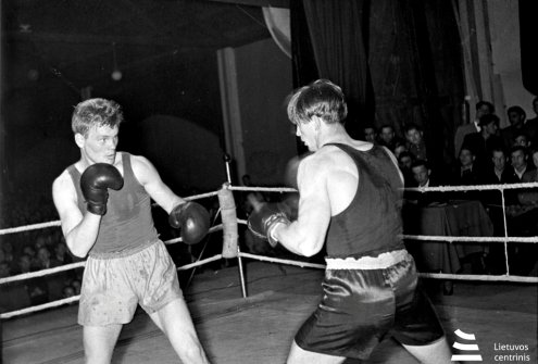 Ringe Romualdas Murauskas (dešinėje). 1956 m. gegužės mėn. L. Morozovo nuotrauka. Lietuvos centrinis valstybės archyvas, 0-007735. R. Murauskas 1956 m. Melburno olimpinėse žaidynėse iškovojo bronzos medalį.