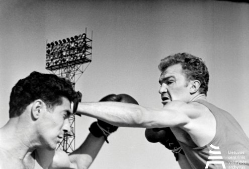 Ringe būsimas olimpinis čempionas Danas Pozniakas (dešinėje). 1963 m. gegužės mėn. I. Šeino nuotrauka Lietuvos centrinis valstybės archyvas, 0-020063.