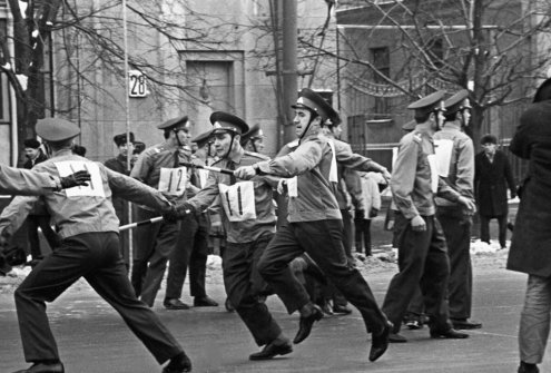 Sovietinių milicininkų pasirodymas gatvės šventėje. 1968 m. Skelbta: https://www.gw2ru.com/history/1537-why-police-become-popular-in-ussr 