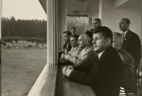 Sovietų Sąjungos komunistų partijos centro komiteto sekretorius Michailas Suslovas ir Lietuvos SSR vadovybė Dainų šventės repeticijoje Vilniaus Vingio parke. 1960 m. liepos mėn. Lietuvos ypatingasis archyvas, f. 1771, ap. 2, b. 27, l. 12-2. Pirmoje eilėje iš kairės: 1. Lietuvos komunistų partijos centro komiteto pirmasis sekretorius Antanas Sniečkus, 2.  M. Suslovas, 3. Lietuvos SSR Aukščiausiosios Tarybos Prezidiumo pirmininkas Justas Paleckis, 4. Lietuvos SSR Ministrų Tarybos pirmininko pavaduotojas Kazys Preikšas.