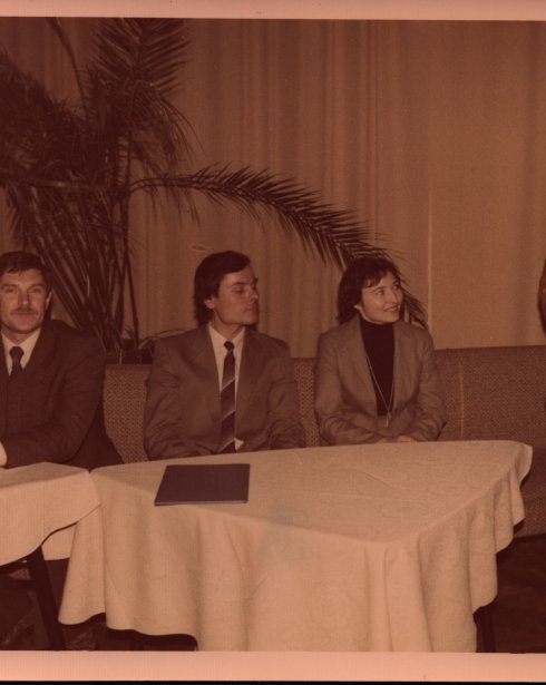 LLMA F. 144, ap. 1, b. 692, l. 1. Benjaminas Gorbulskis (pirmas iš dešinės) „Neringos“ restorane. 1984-11-06.