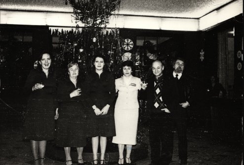 LLMA F. 144, ap. 1, b. 692, l. 2. Iš dešinės: 1. Algirdas Ničius 2. Benjaminas Gorbulskis ir „Neringos“ restorano darbuotojos. 