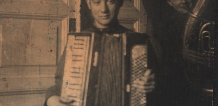 LLMA F. 144, ap. 1, b. 688, l. 6. Benjaminas Gorbulskis (kairėje). Data nenustatyta.  