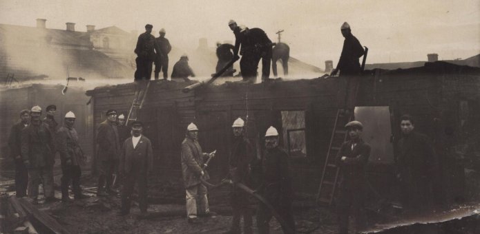 Gaisras Šiauliuose, Vilniaus gatvėje. Prie namo Vilniaus gatvėje 233 dirba gaisrininkai. Fotografija. Autorius nenustatytas, Šiauliai, 1932 m. rugsėjo 8 d. Vilniaus Gaono žydų istorijos muziejus, VGŽIM f 933