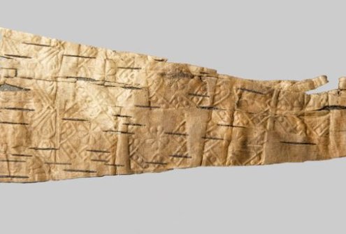Ornamentuotos beržo tošies fragmentas. XIII–XIV a. Beržo tošis. Valstybinio Kernavės kultūrinio rezervato direkcija / Kernavės archeologinės vietovės muziejus, KMR A 3439. Paskelbta www.limis.lt